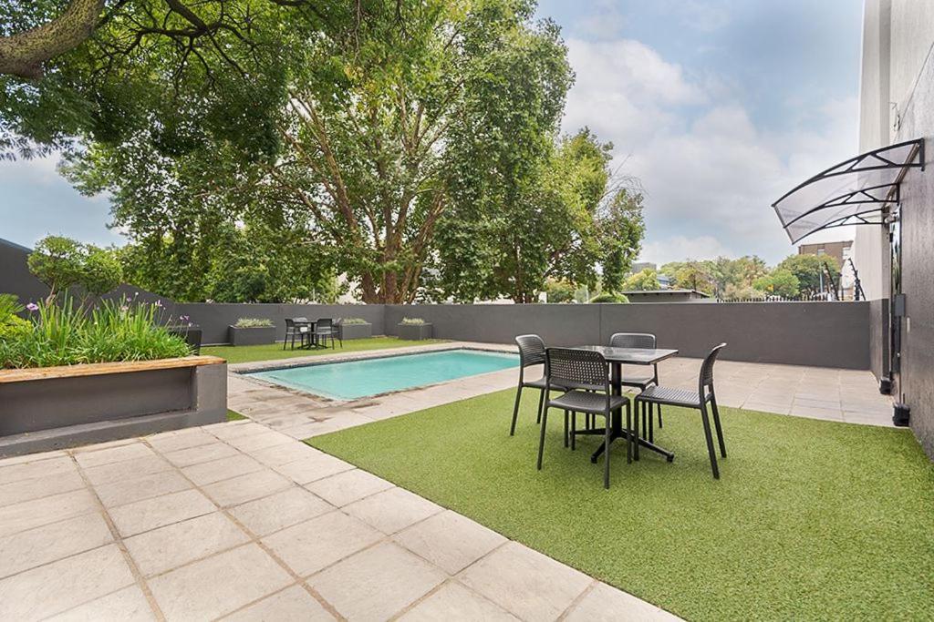 Urban Oasis Apartments At The Bolton Johannesburg Bagian luar foto